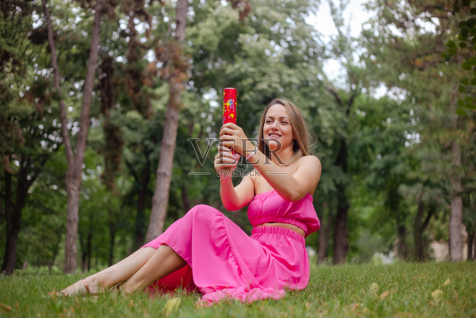 美丽的女性在庆祝派对时拉响派对炮的照片照片摄影图片