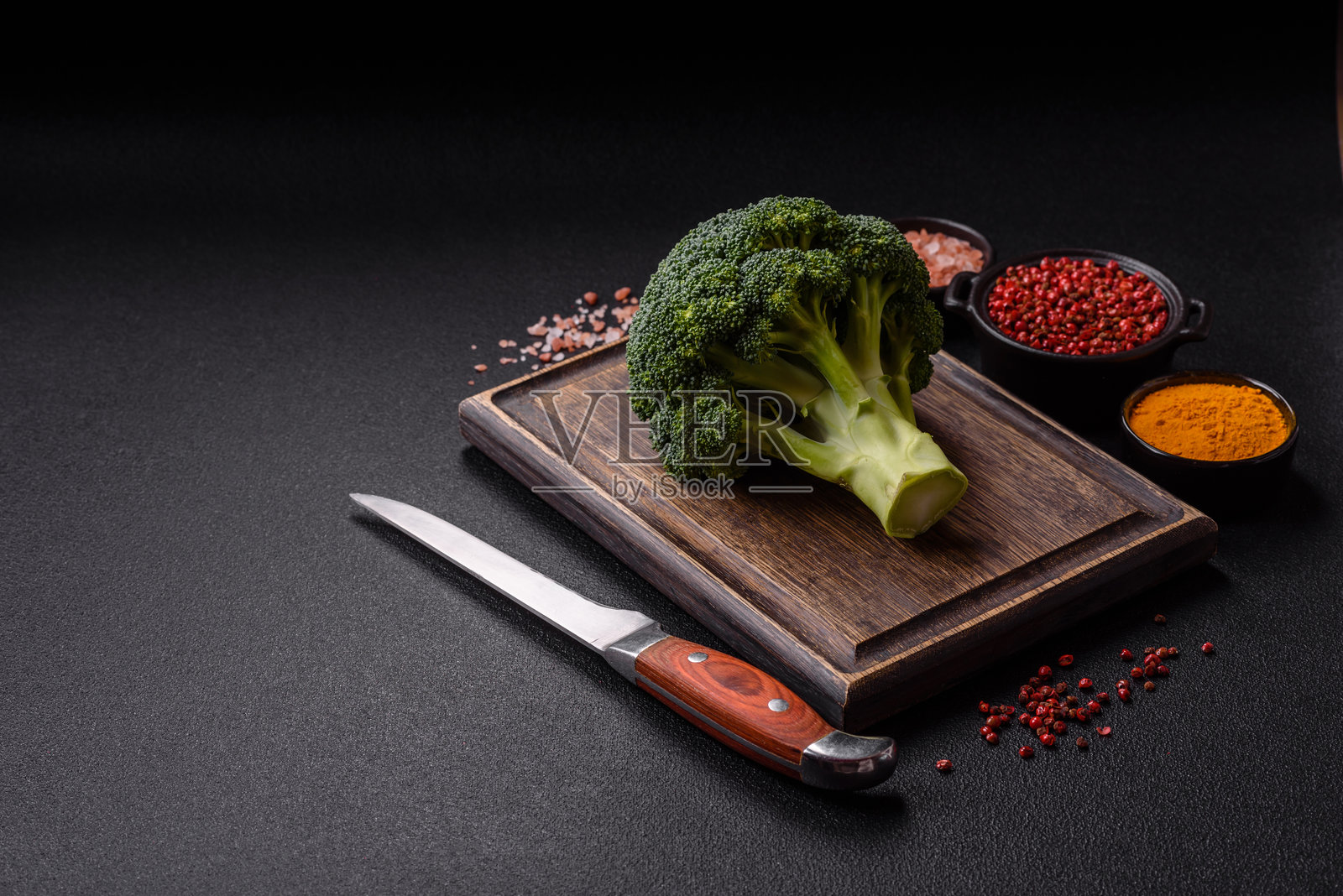 一枝生的绿色西兰花作为健康餐的配料照片摄影图片