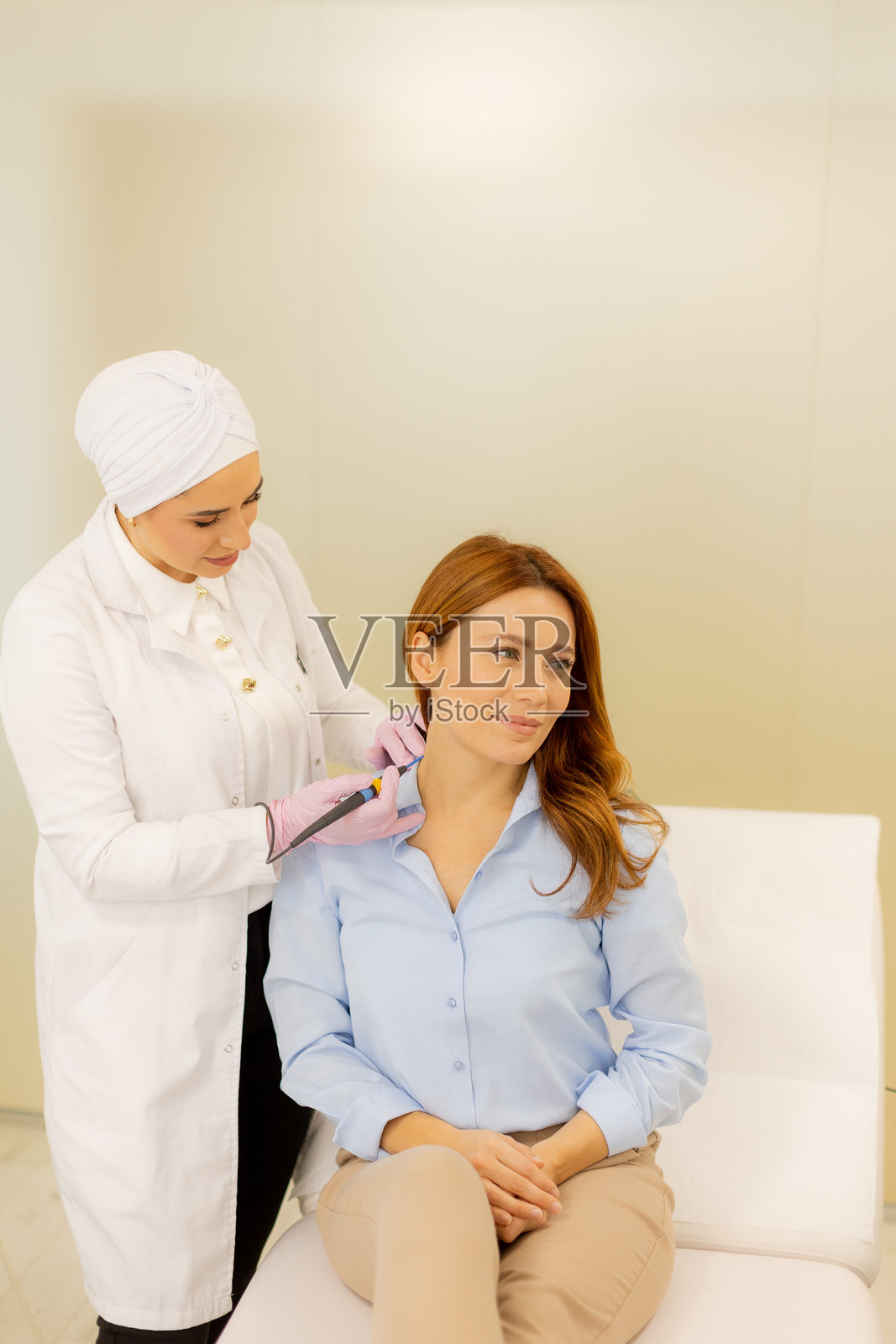 在宁静的临床环境中进行的专业电灼术去除疣的程序照片摄影图片