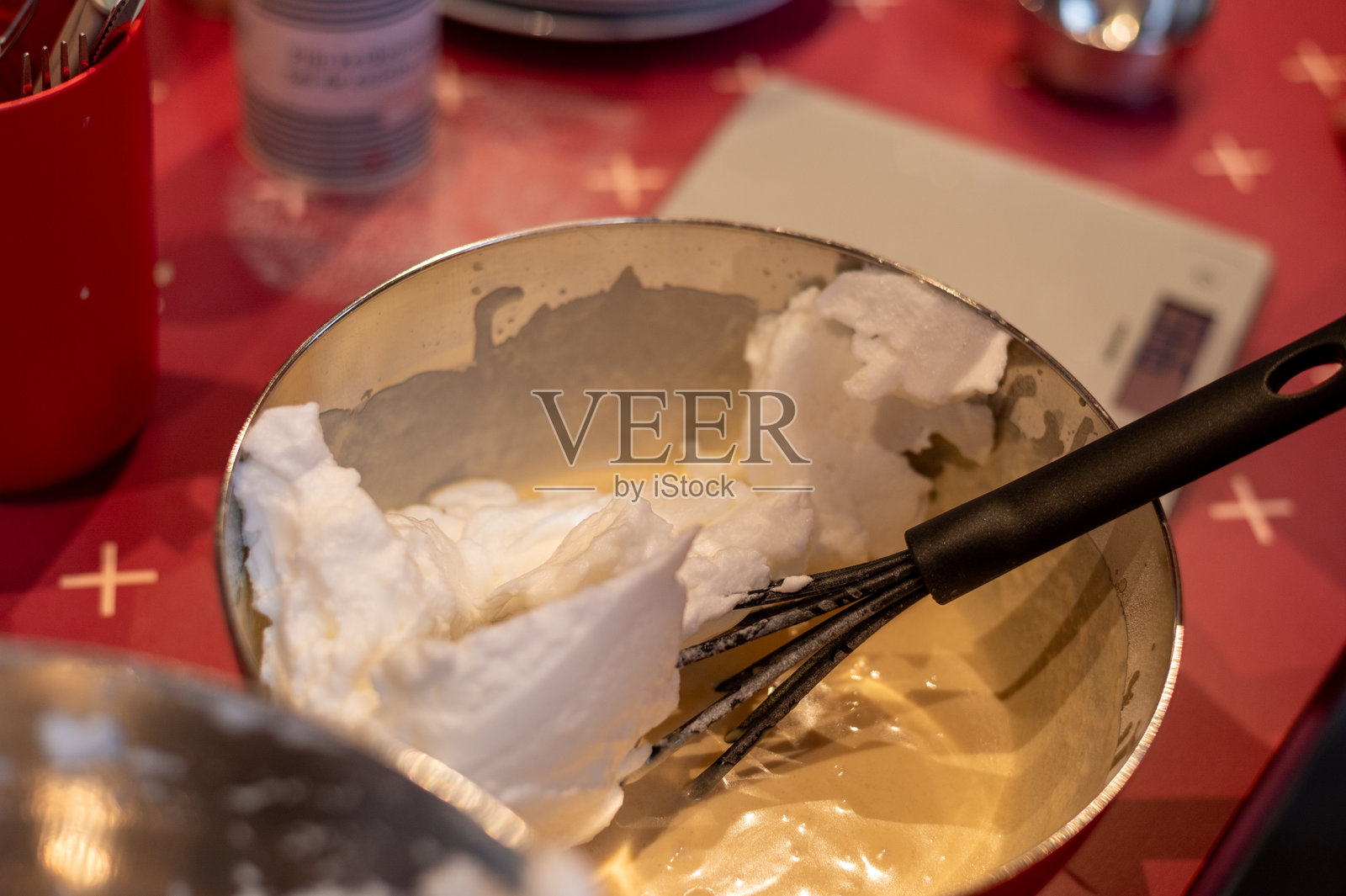 制作比利时华夫饼。照片摄影图片