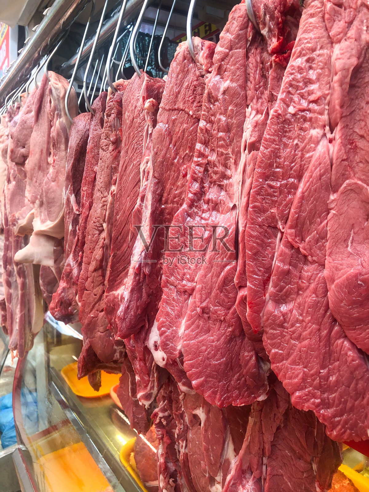 挂钩上的牛肉和猪肉，适合简单餐点照片摄影图片