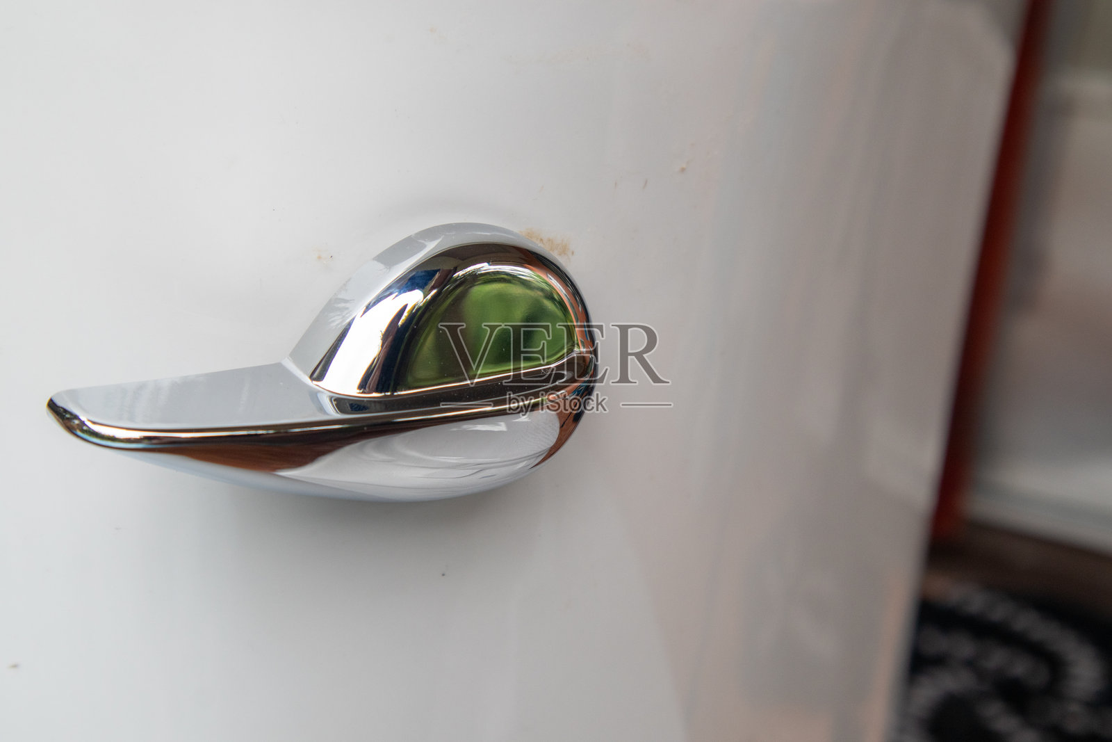 现代浴室配件的不锈钢冲水按钮照片摄影图片