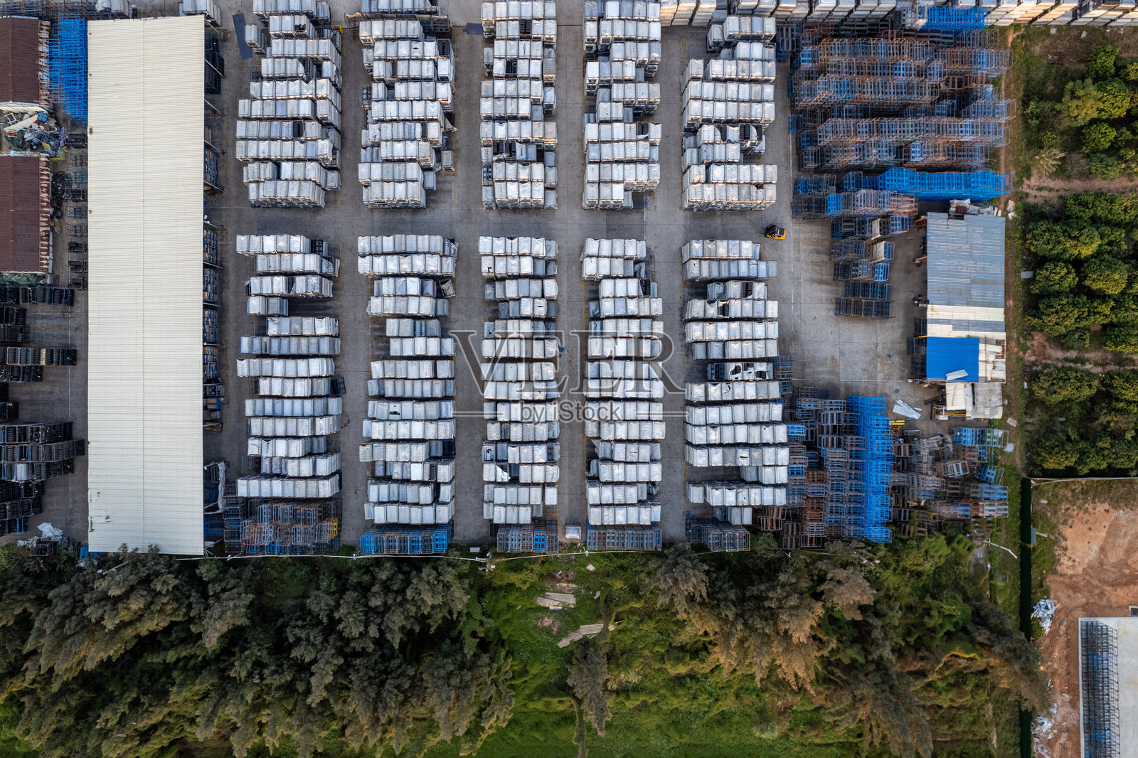 工厂内堆放的货物的垂直鸟瞰图照片摄影图片