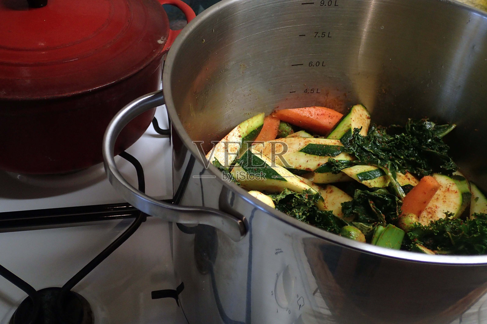 高角度视图的新鲜蔬菜在炉子上的器皿中照片摄影图片