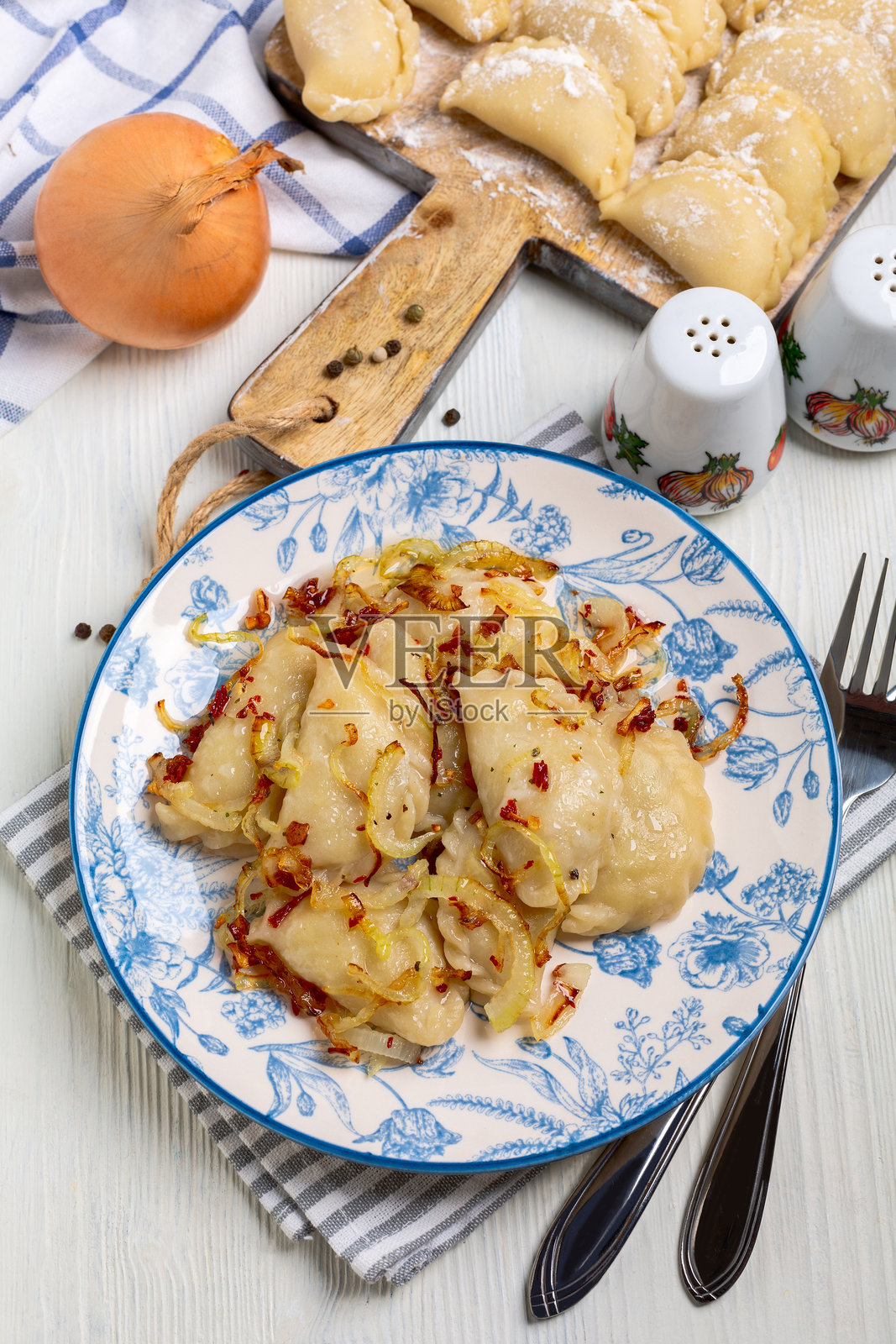 自制的包菜饺子。照片摄影图片