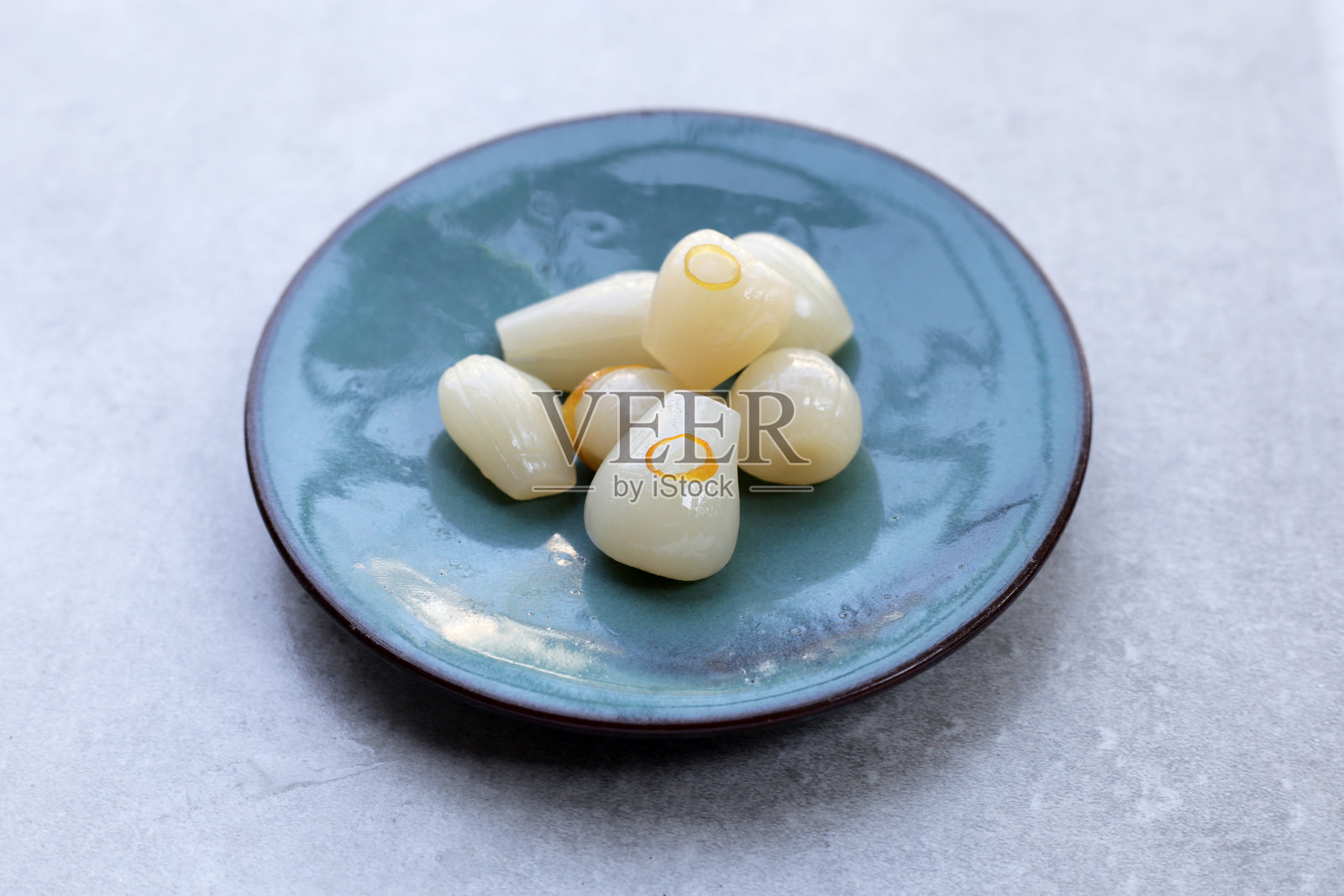 腌制葱，腌制日本韭菜球照片摄影图片