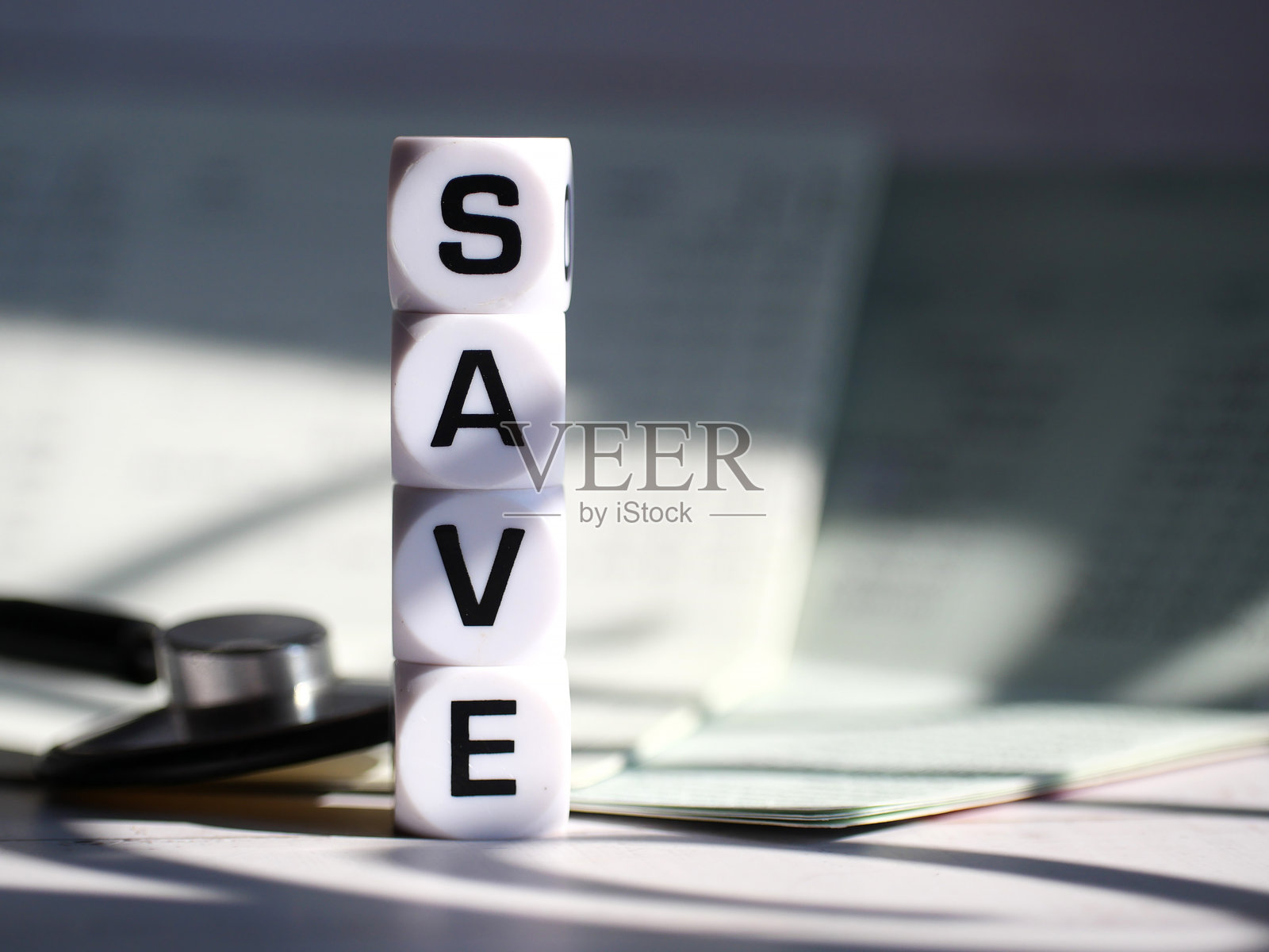 节省短语或文字，围绕节省金钱和财务的概念。选择重点。照片摄影图片