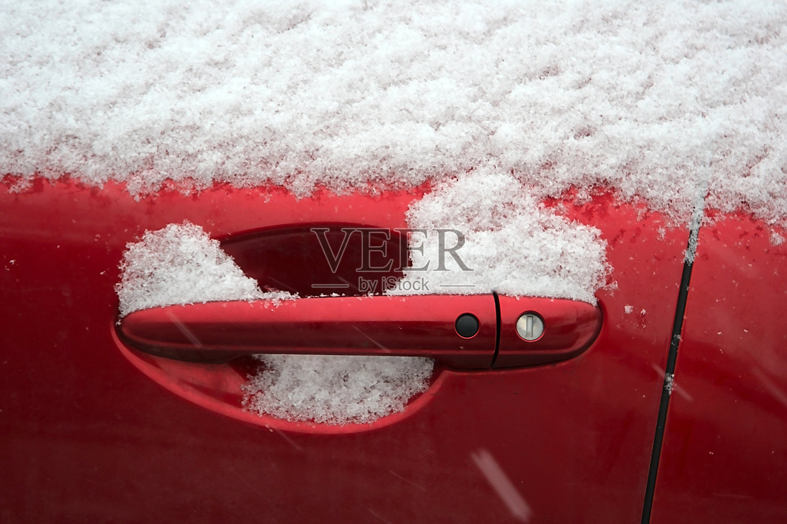 一辆被雪覆盖的红色汽车（片段）照片摄影图片