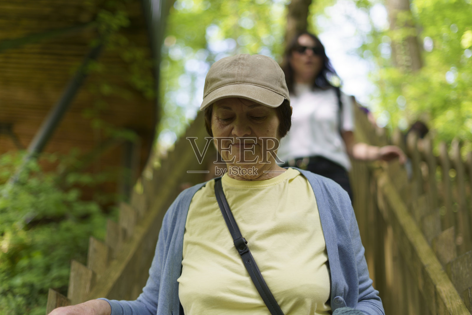 积极的老年女性穿着毛衣，在夏季的公园里。活跃健康的退休生活理念。照片摄影图片