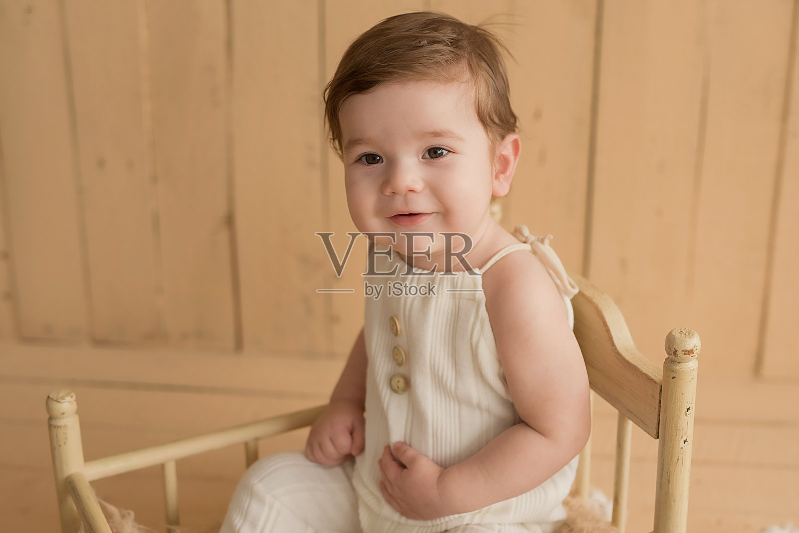 快乐的男婴。儿童保护日。快乐的童年。母亲节贺卡。孩子在玩玩具。照片摄影图片