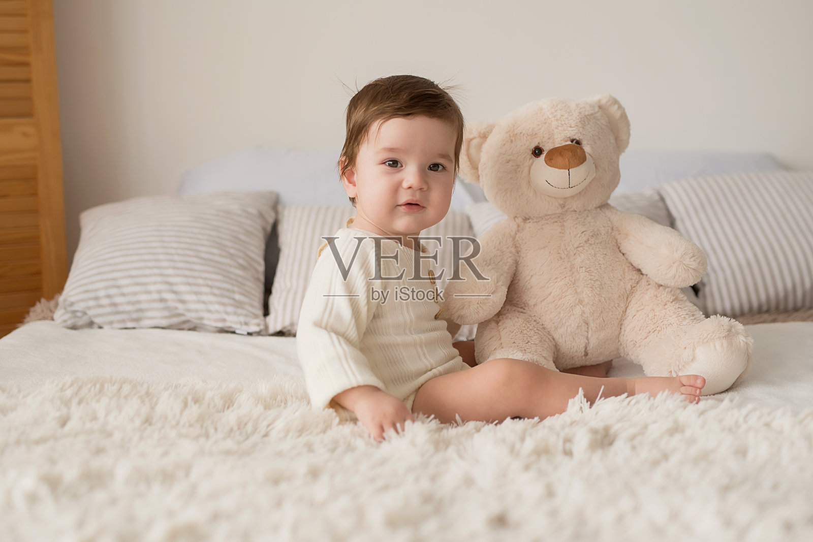 快乐的男婴。儿童保护日。快乐的童年。母亲节贺卡。孩子在玩玩具。照片摄影图片