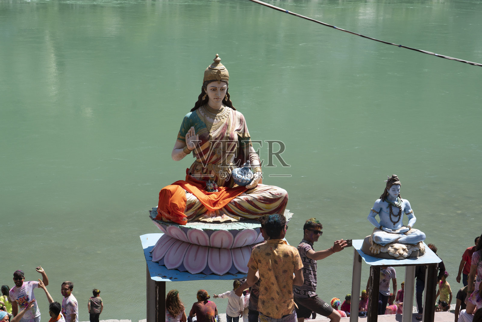 印度，瑞诗凯诗，2024年3月25日。庆祝胡里节的人们五彩斑斓的面孔。照片摄影图片