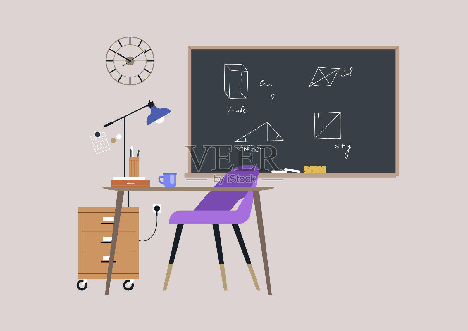 在一个充满活力的教室里，一张时尚的桌子位于墙钟下，旁边是一把时尚的椅子和一块写满数学方程式的黑板，营造出一个宜人的学习氛围。插画图片素材