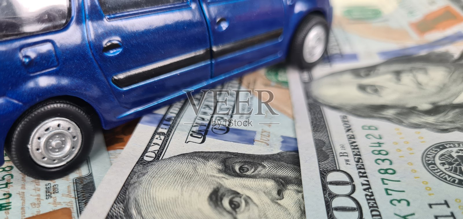 面包车停在散落的美元上并升级汽车照片摄影图片