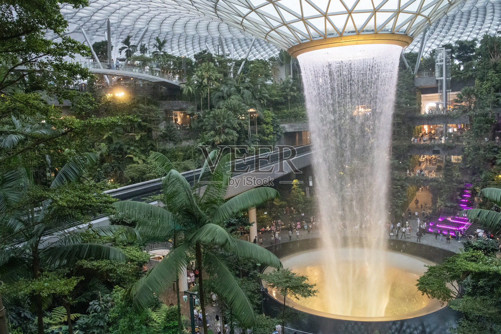 新加坡樟宜机场的灯光瀑布。照片摄影图片