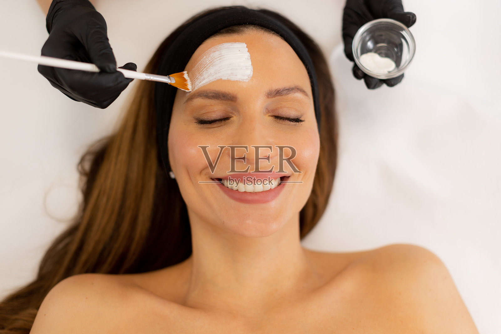 在阳光明媚的下午，宁静的养生中心进行护肤治疗时的放松与焕新照片摄影图片