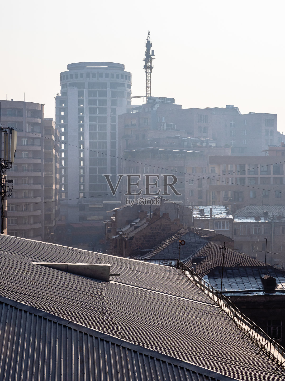 埃里温市的住宅区与城市雾霾照片摄影图片