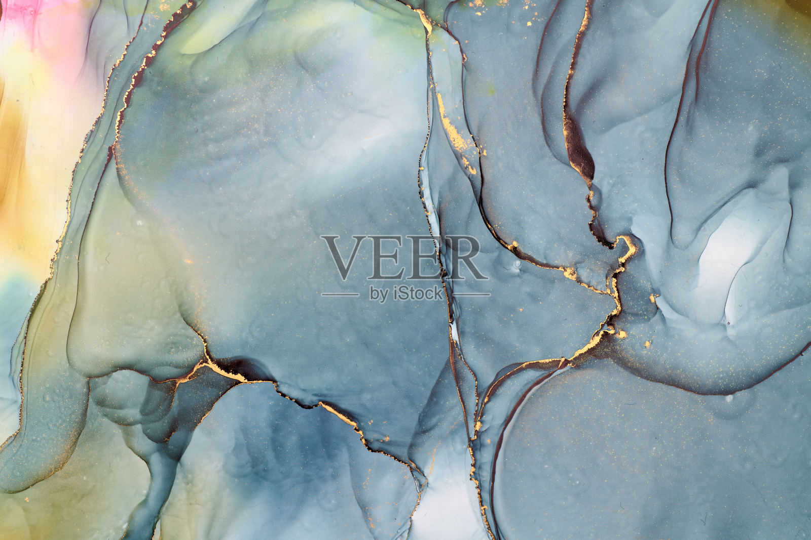 蜿蜒的金属金河流穿梭于柔和与大胆色调的生动交织中。自然中的运动与平衡，通过流动墨水技法精心制作，创造出无缝的过渡和丰富的质感。插画图片素材