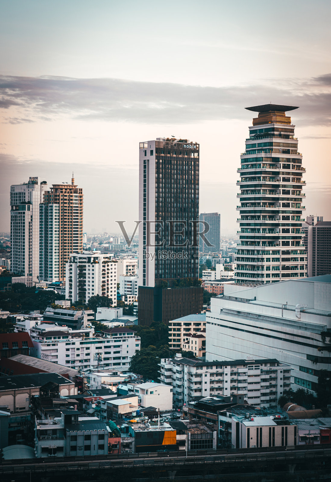 曼谷天际线的全景日出景观，来自屋顶露台照片摄影图片