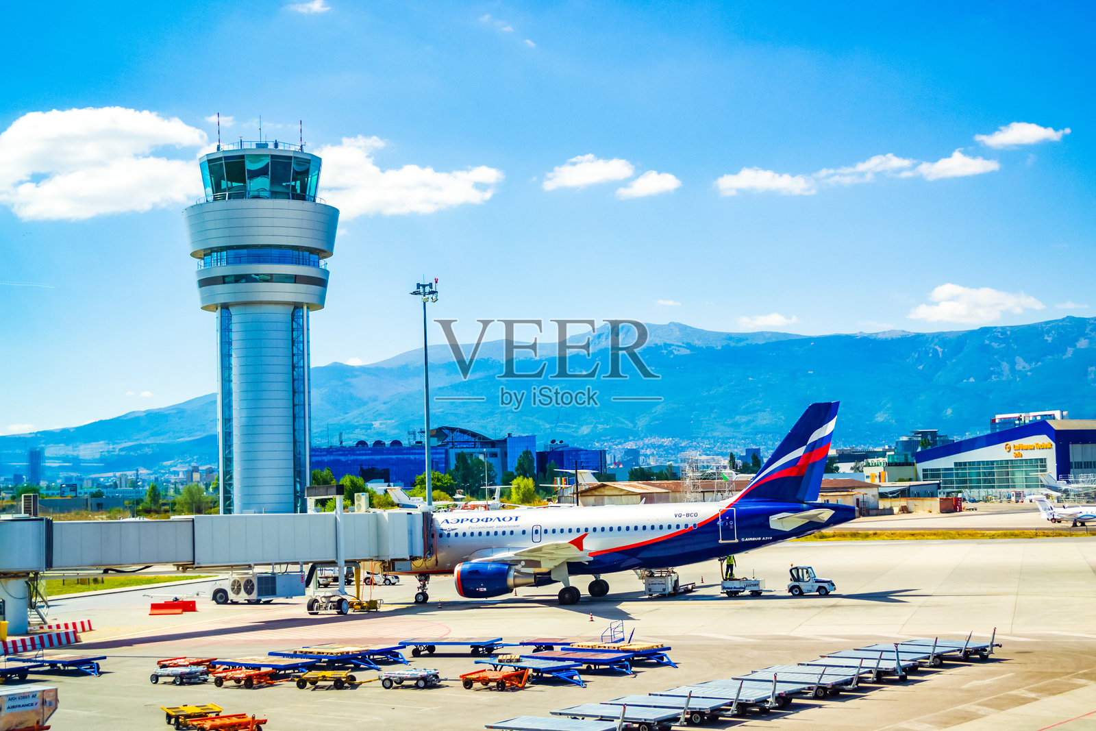 保加利亚索非亚机场的登机桥和空中交通控制塔照片摄影图片