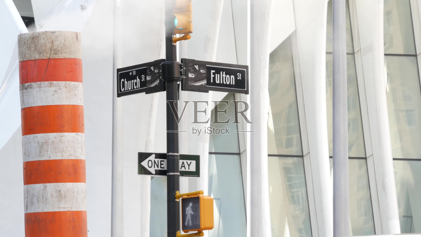 蒸汽排放，纽约市街道蒸汽系统，橙色蒸汽管道烟囱。管道冒出的热烟。照片摄影图片