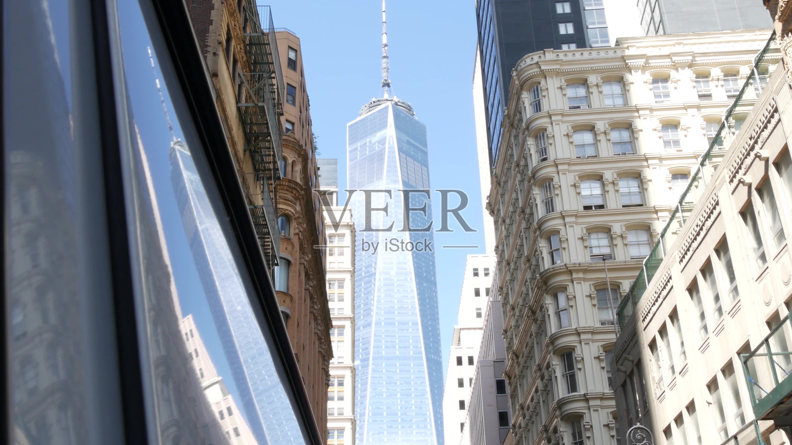 美国纽约市曼哈顿，金融区。福尔顿街上的纽约世贸中心。照片摄影图片