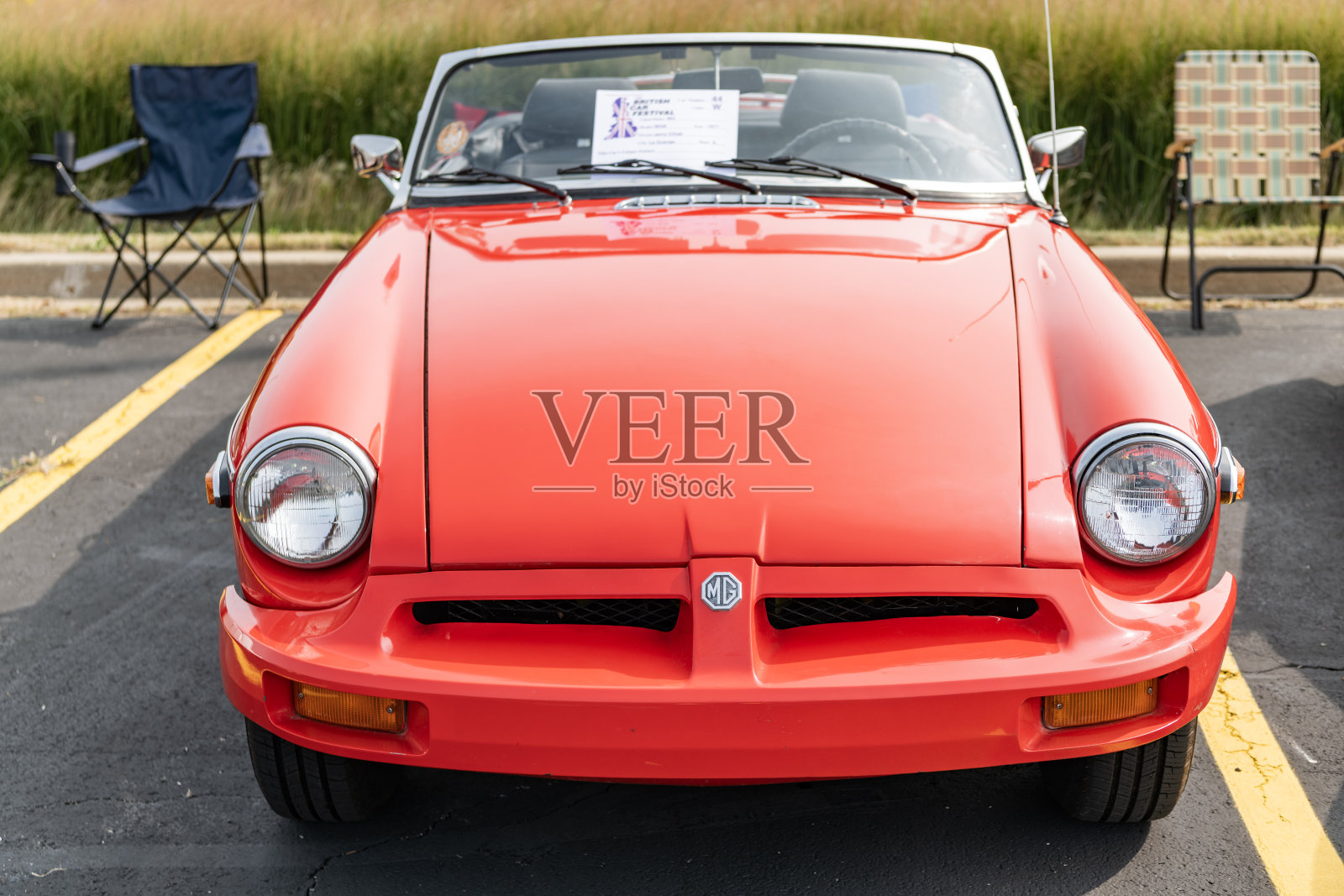 1975年MG MGB跑车复古敞篷车，正面视图。复古红色跑车。敞篷MG MGB汽车。MG MGB在芝加哥。照片摄影图片