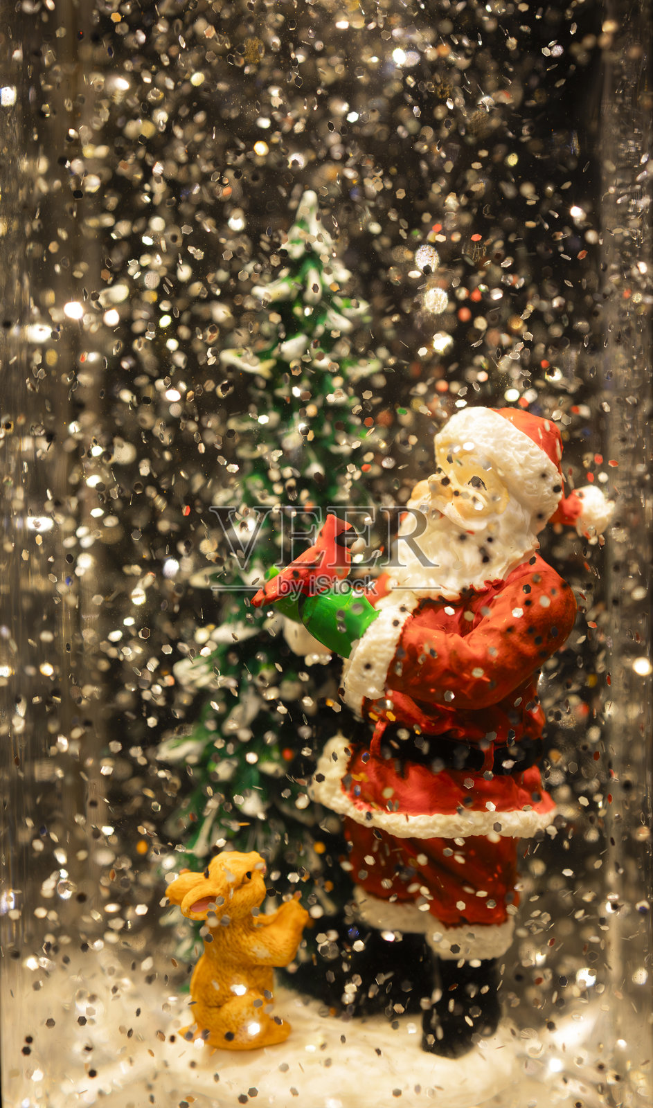 雪花球中的圣诞老人和圣诞树照片摄影图片