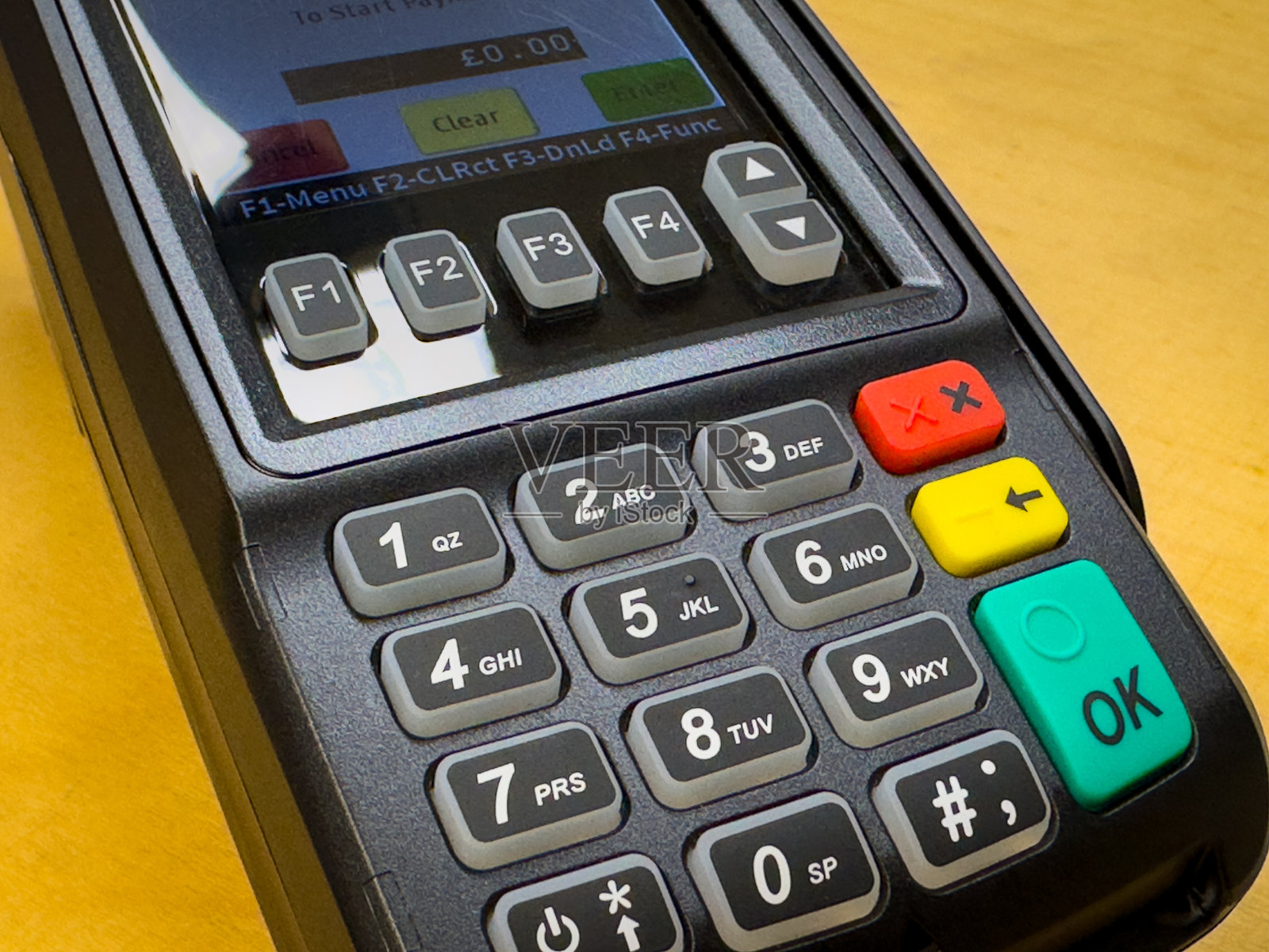 桌子上的便携式支付卡机照片摄影图片