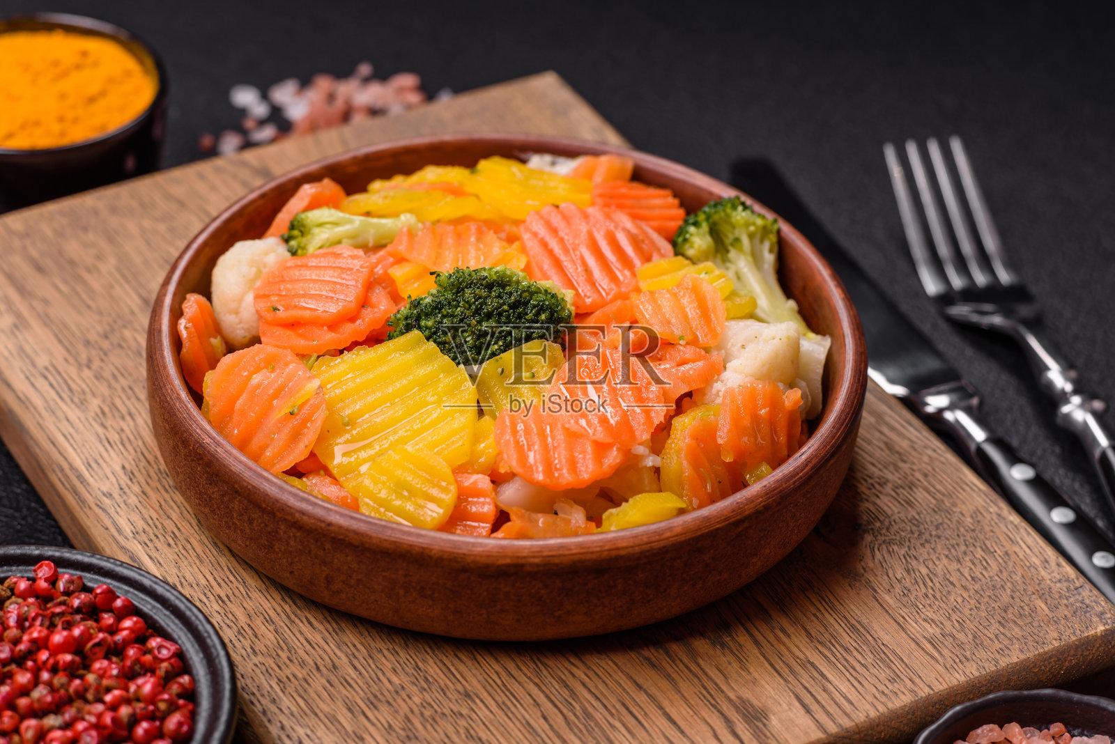 美味的新鲜蔬菜，蒸胡萝卜、西兰花和花椰菜照片摄影图片