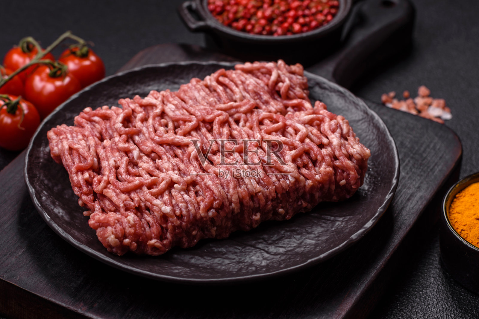 新鲜生牛肉末，加入盐和香料照片摄影图片