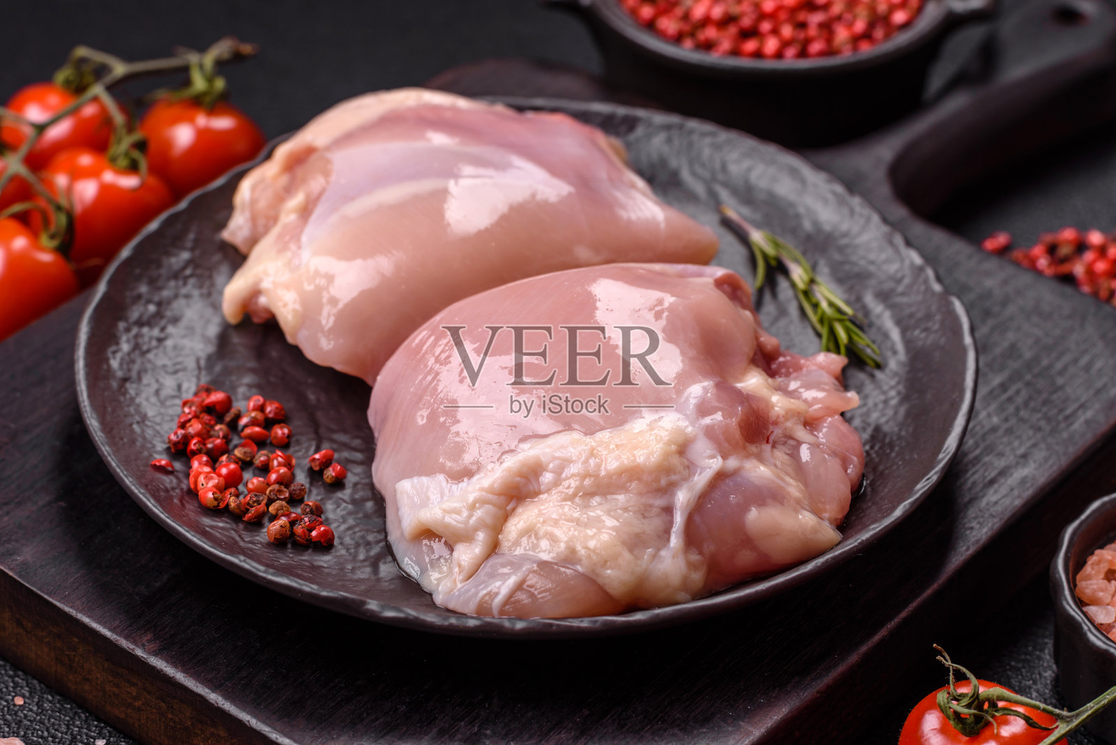 新鲜生鸡腿肉片，配有盐、香料和草药照片摄影图片