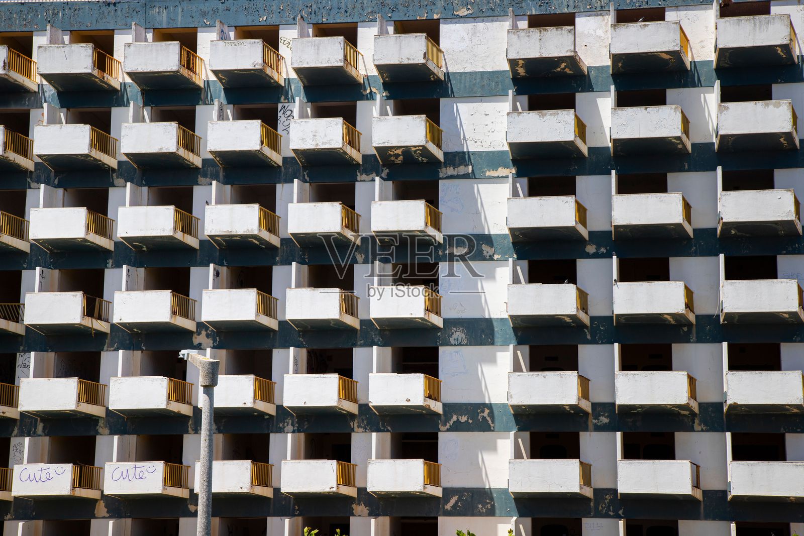 仰视公寓楼的外观与天空相映成趣照片摄影图片