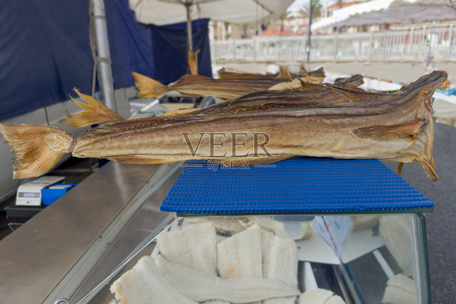 沿海鱼市上的干鳕鱼尸体照片摄影图片