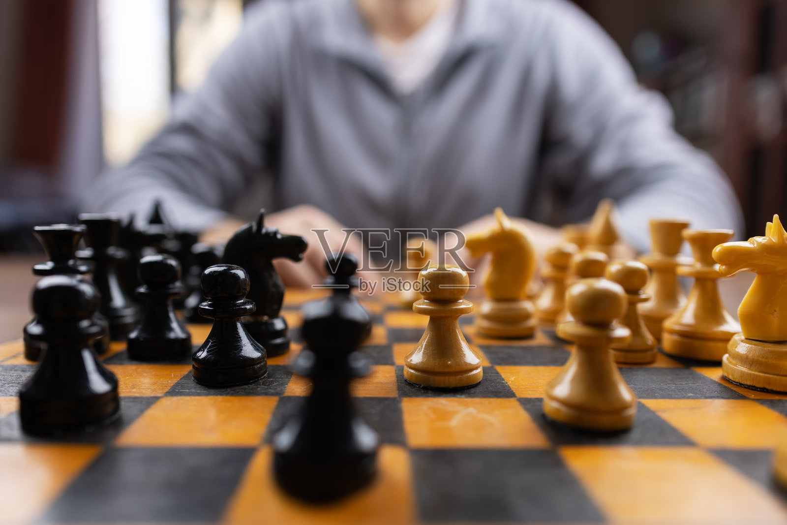 特写手部在桌子上移动棋盘上的棋子。照片摄影图片