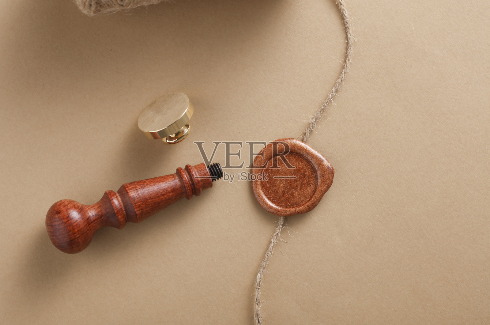 米色背景上的蜡封、线和复古印章照片摄影图片