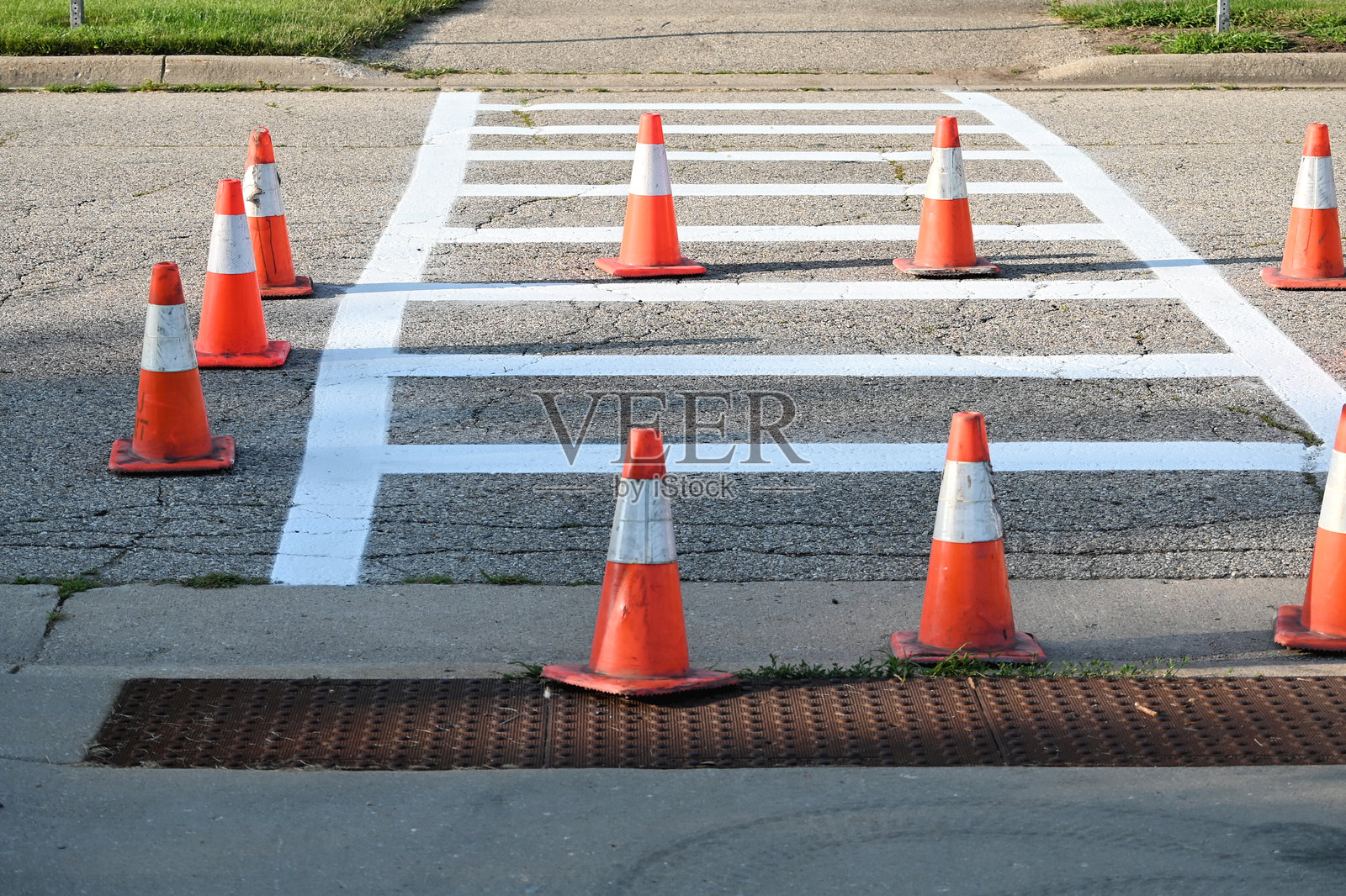 人行道上的交通锥照片摄影图片
