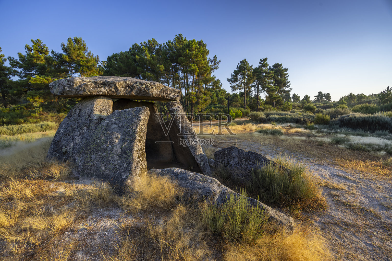 葡萄牙阿利霍附近的方尖石墓Anta de Fonte Coberta照片摄影图片
