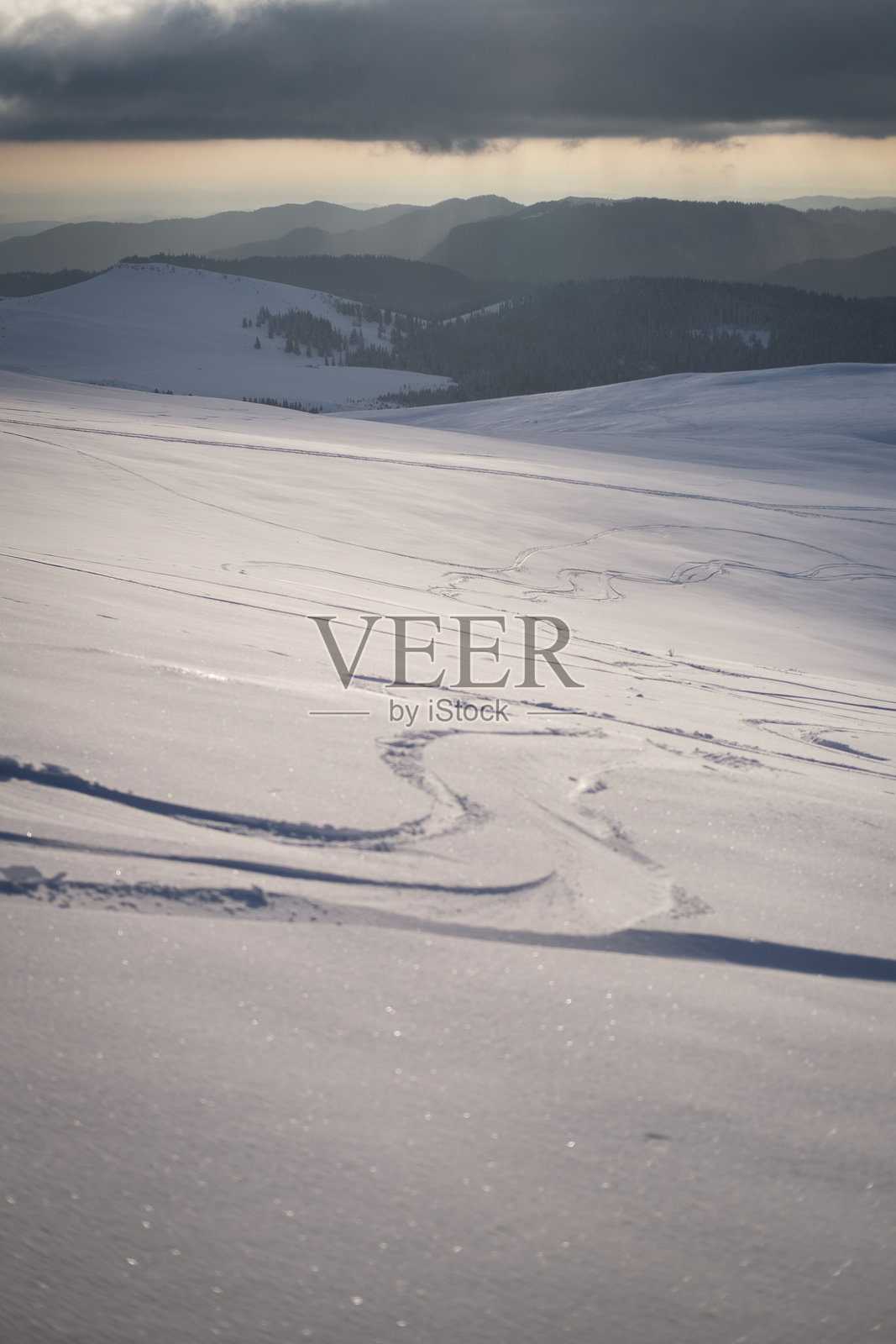 日落时分在新雪中自由滑雪转弯照片摄影图片