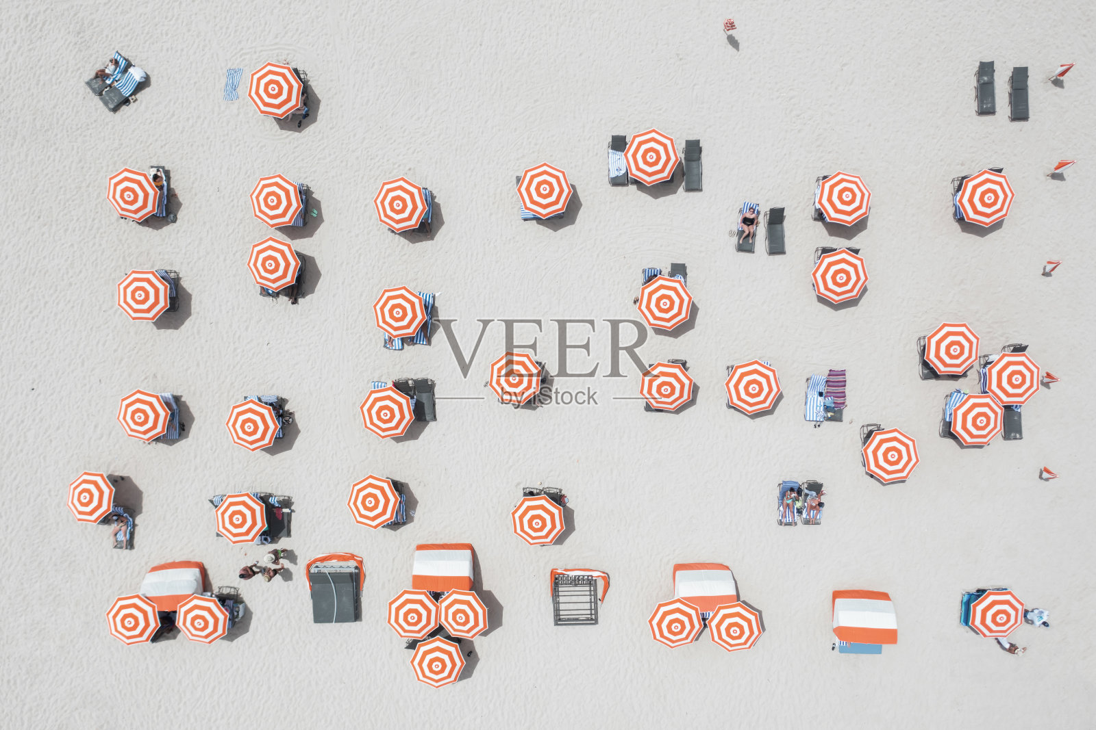 鸟瞰图，俯视彩色伞的海滩无人机照片照片摄影图片