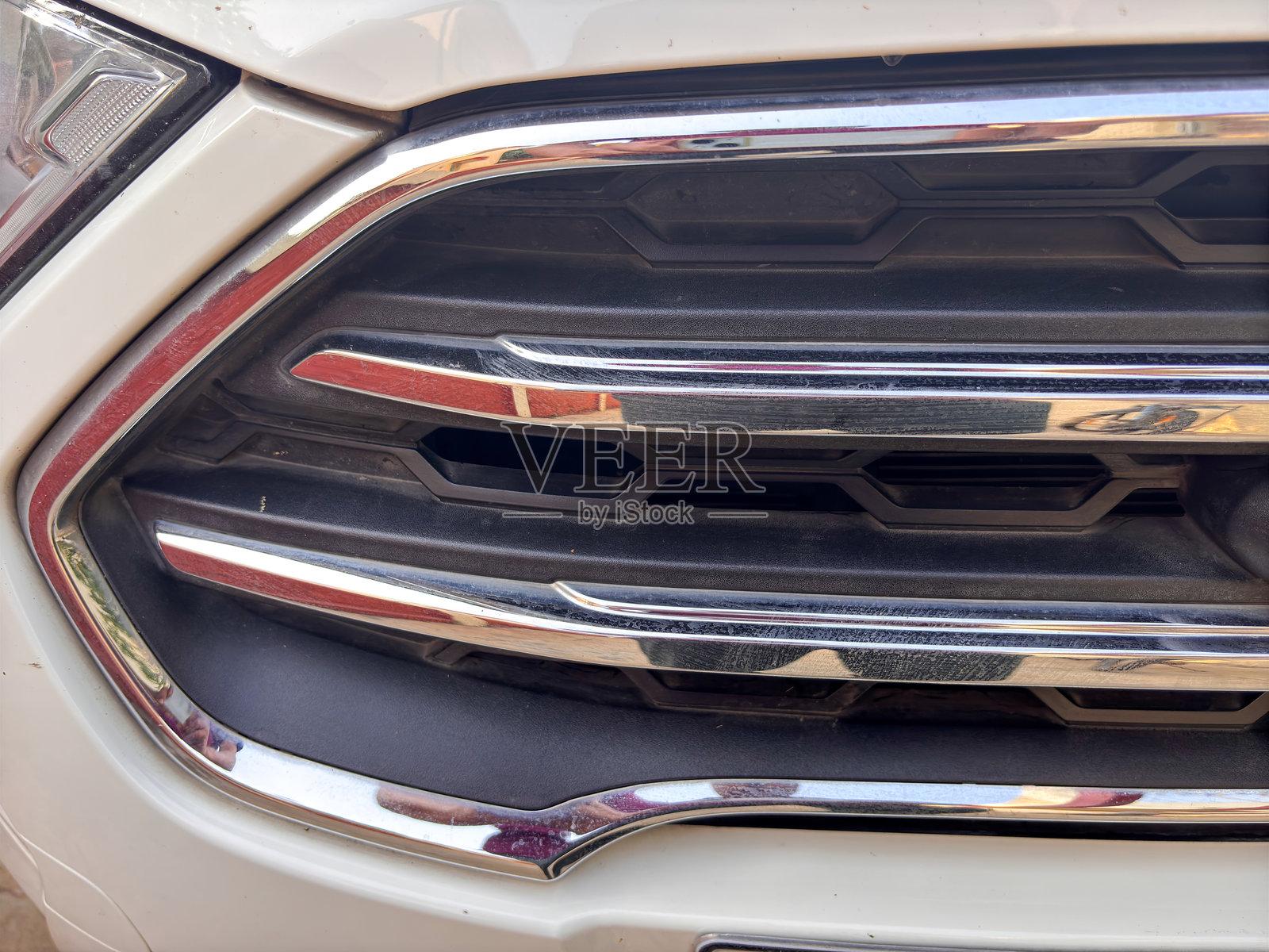 汽车的格栅上覆盖着污垢和污垢照片摄影图片