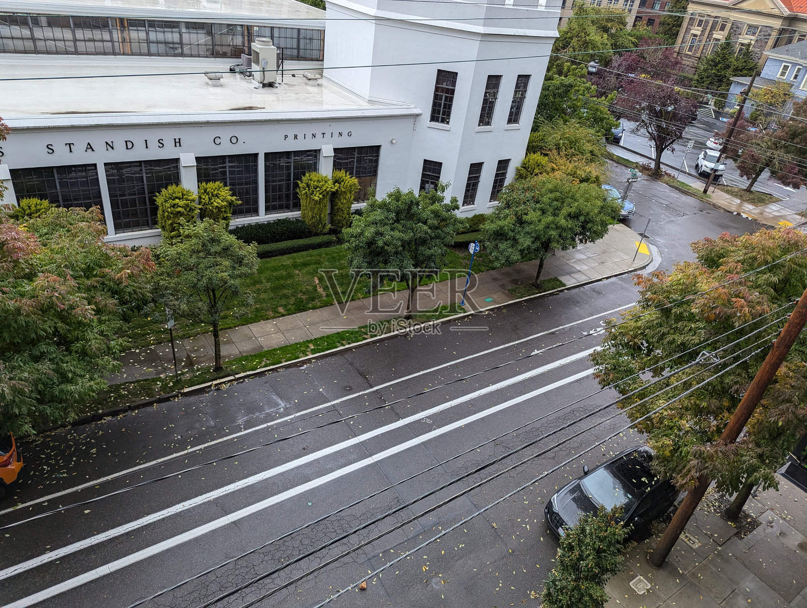 雨天。城市斯拉布镇地区的建筑照片摄影图片