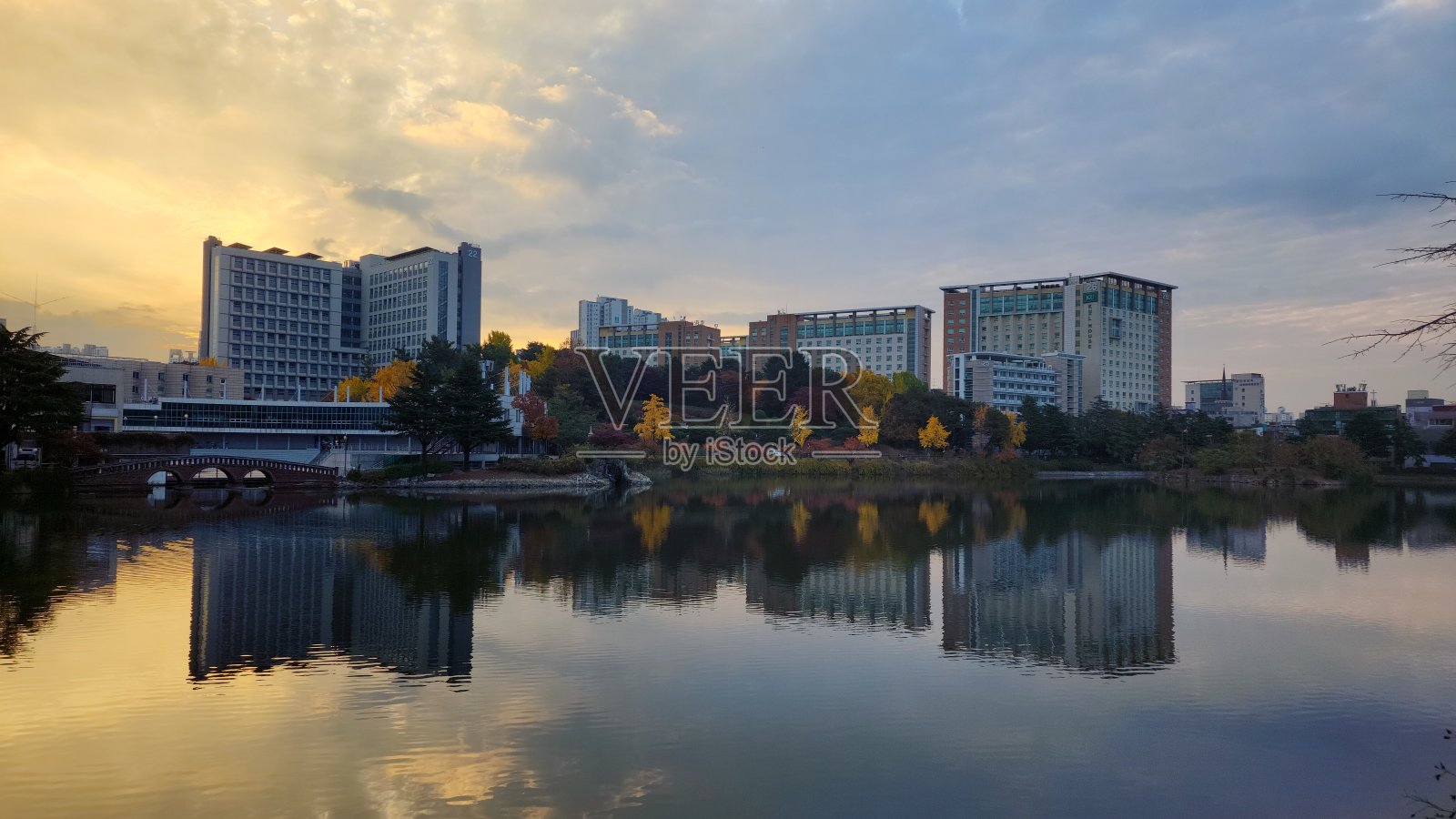 建筑物在水中的倒影照片摄影图片