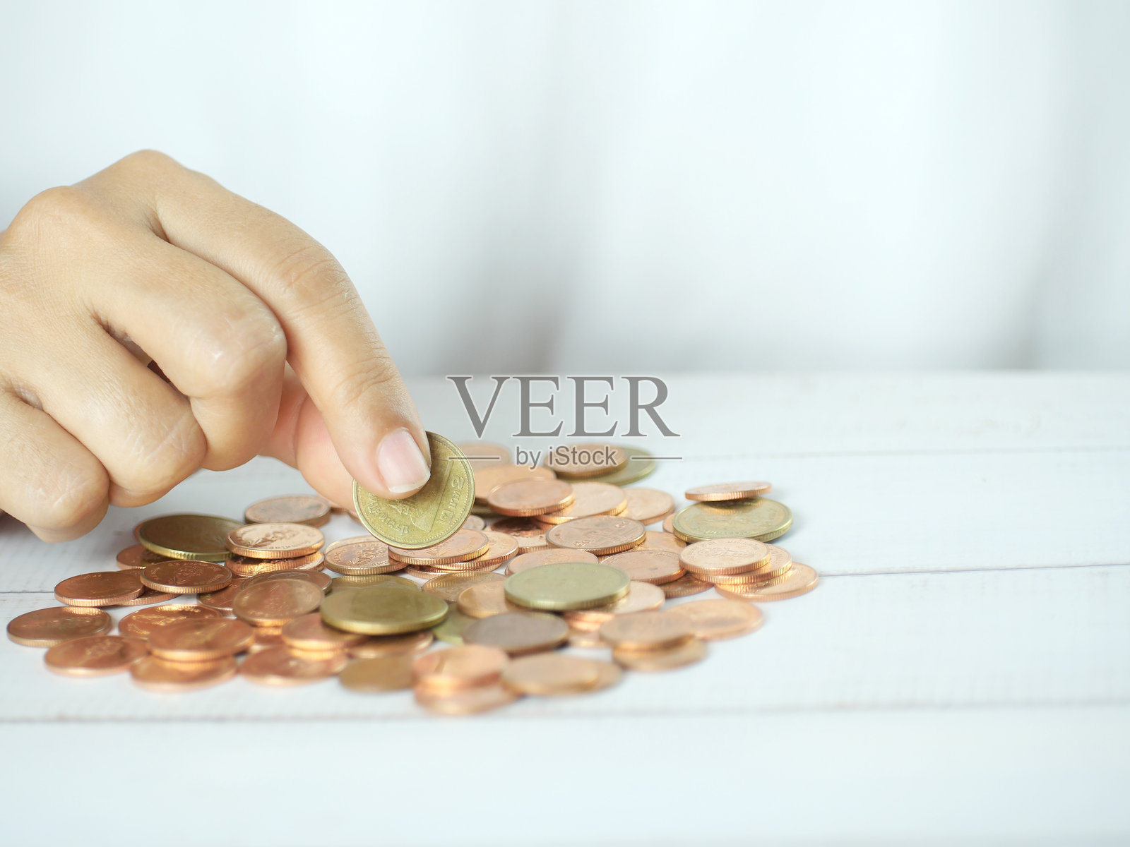 手握现金并在桌子上点钱。金融商业概念。留白空间。照片摄影图片