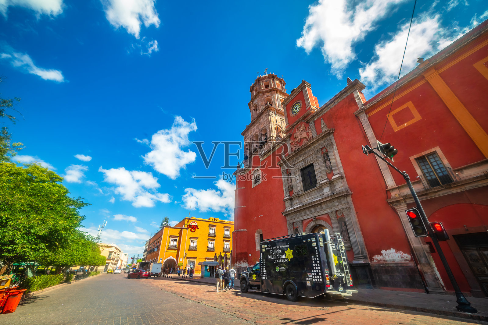 圣弗朗西斯科·德·阿西斯教堂,位于克雷塔罗历史中心的一座红色教堂照片摄影图片