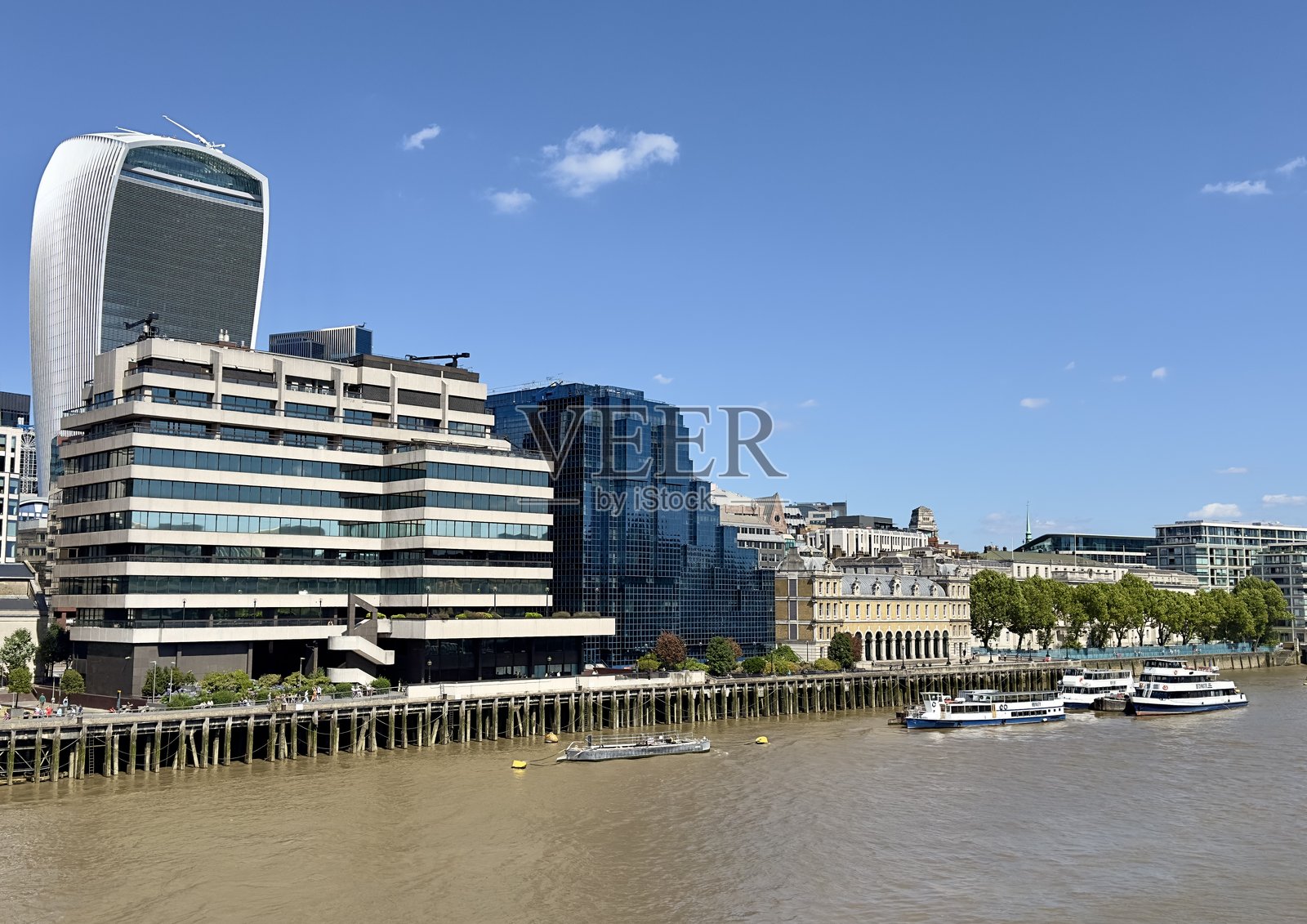 伦敦市俯瞰泰晤士河的旧商业建筑和新商业建筑的景观。照片摄影图片