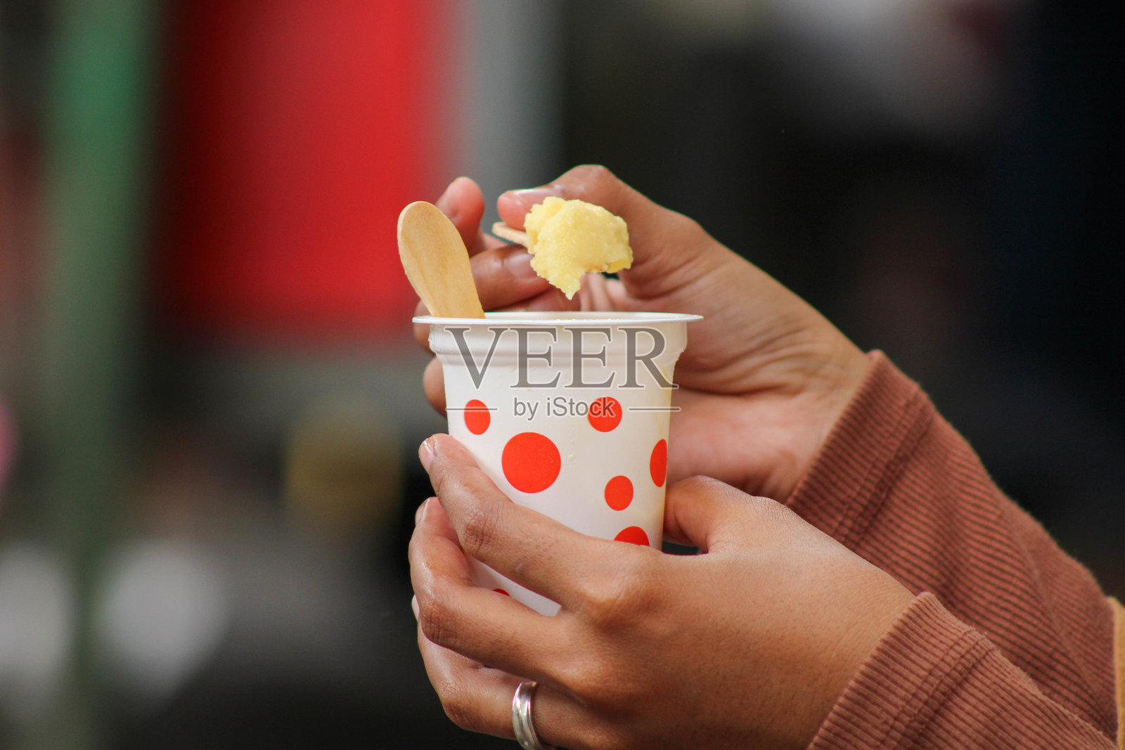 享受波点杯中的冰淇淋照片摄影图片