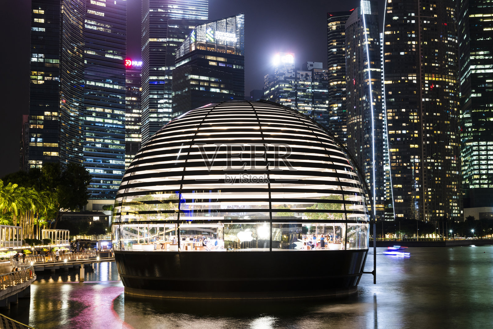 新加坡滨海湾金沙的苹果商店。照片摄影图片