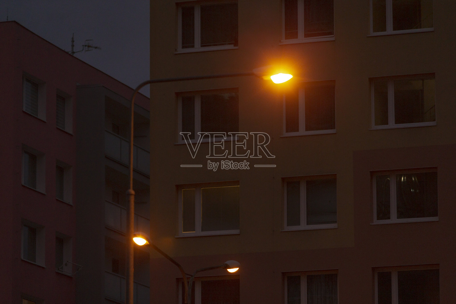 街灯在夜晚照亮建筑物前的区域照片摄影图片