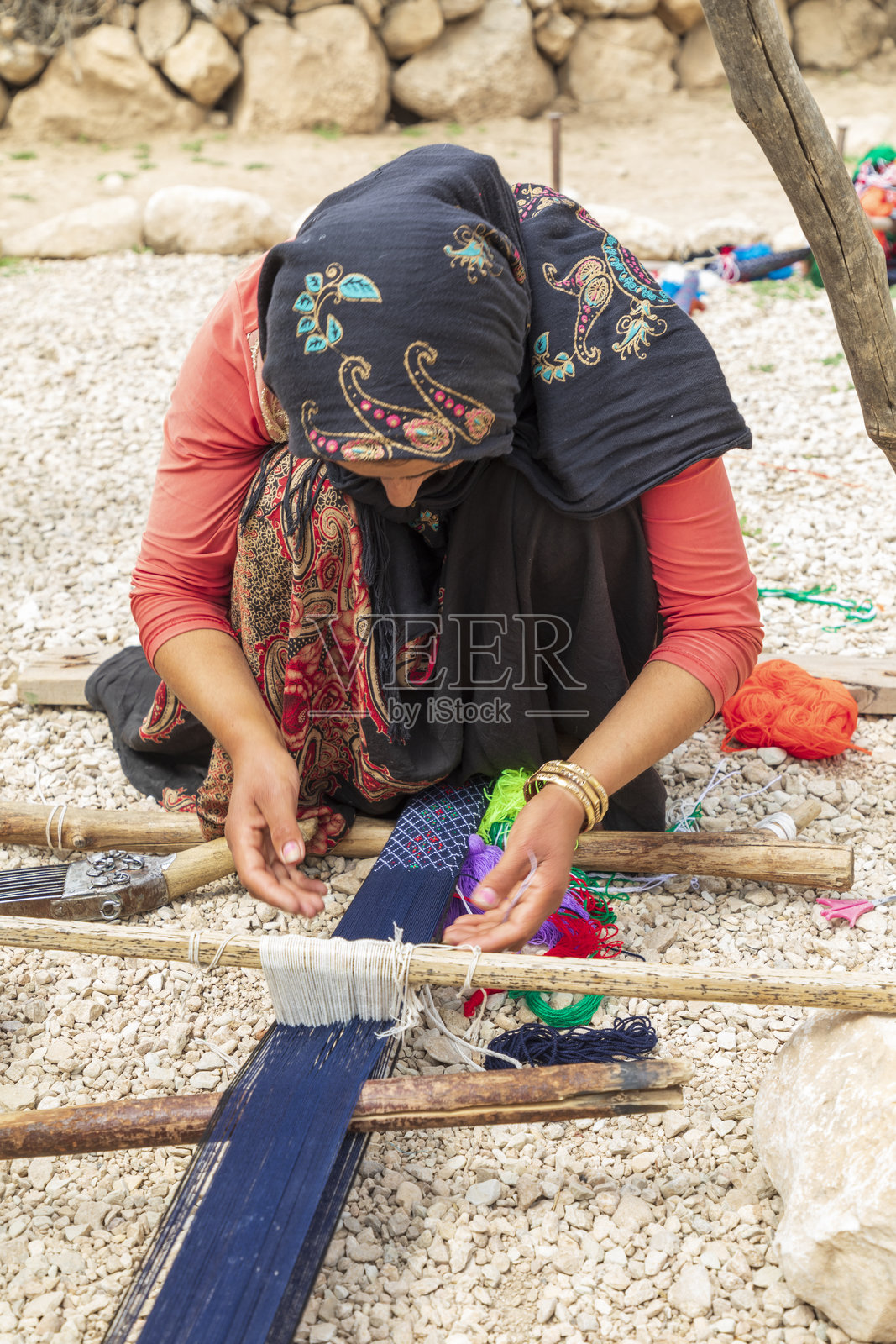 伊朗伊斯兰共和国。法尔斯省。吉罗卡尔津。乡村。编织帐篷装饰品。照片摄影图片